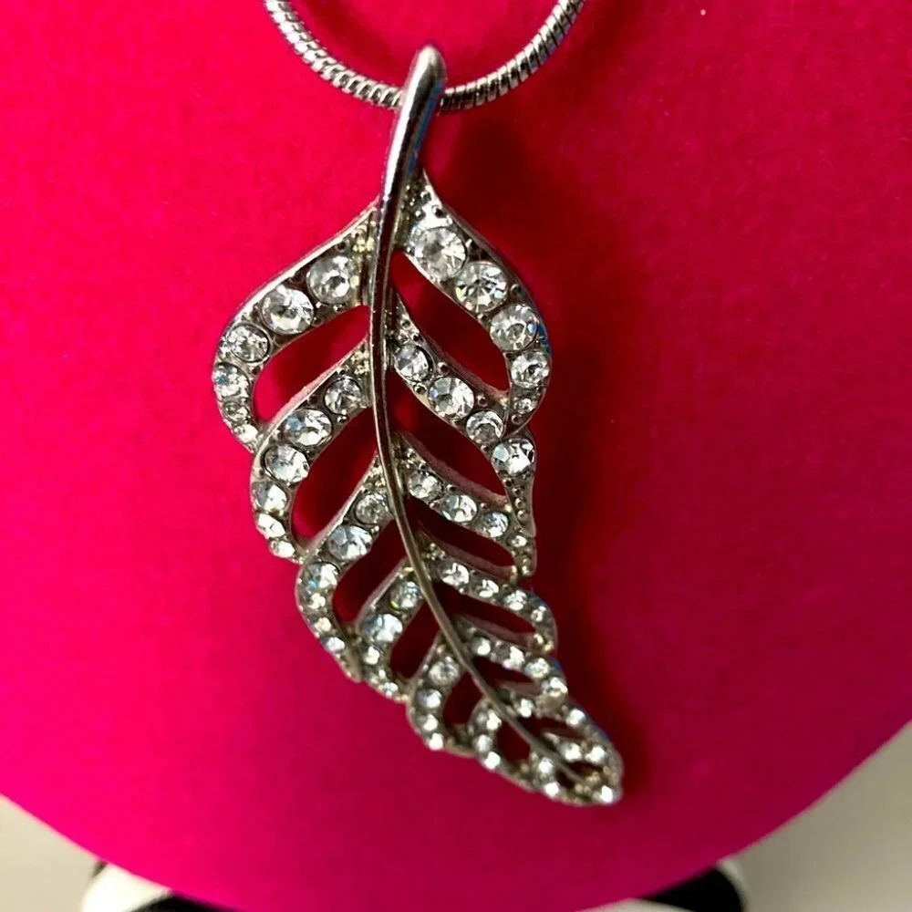 NECKLACE Leaf Motif w/  Faux Diamonds